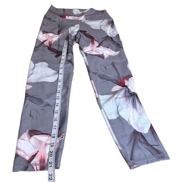 Fabletics Gia Printed PowerLite Capri Gray Floral Cropped Size XS - Picture 4 of 13